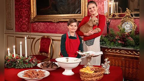 Prinzessin Estelle, Prinz Oscar und Familienhund Rio posieren stolz mit ihrem Weihnachtsessen.