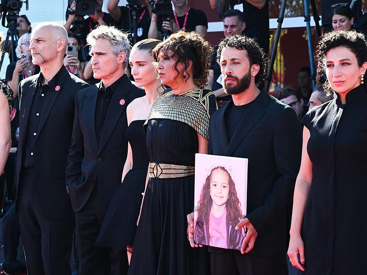 Mitproduzenten James Wilson (l-r), Joaquin Phoenix, Rooney Mara mit Regisseurin Kaouther Ben Hania sowie Motaz Malhees und Clara Khoury bei den Filmfestspielen von Venedig.