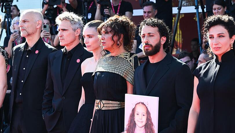 Mitproduzenten James Wilson (l-r), Joaquin Phoenix, Rooney Mara mit Regisseurin Kaouther Ben Hania sowie Motaz Malhees und Clara Khoury bei den Filmfestspielen von Venedig.