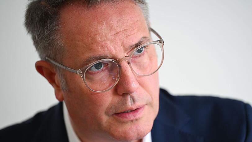 Ministerpräsident Alexander Schweitzer will ein einheitliches Deutschlandticket mit Passfoto. (Archivbild) Ministerpräsident Alexander Schweitzer will ein einheitliches Deutschlandticket mit Passfoto. (Archivbild)