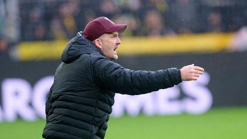 Augsburgs Trainer Manuel Baum war mit seiner Mannschaft in Dortmund gar nicht zufrieden. Augsburgs Trainer Manuel Baum war mit seiner Mannschaft in Dortmund gar nicht zufrieden.