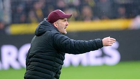 Augsburgs Trainer Manuel Baum war mit seiner Mannschaft in Dortmund gar nicht zufrieden.