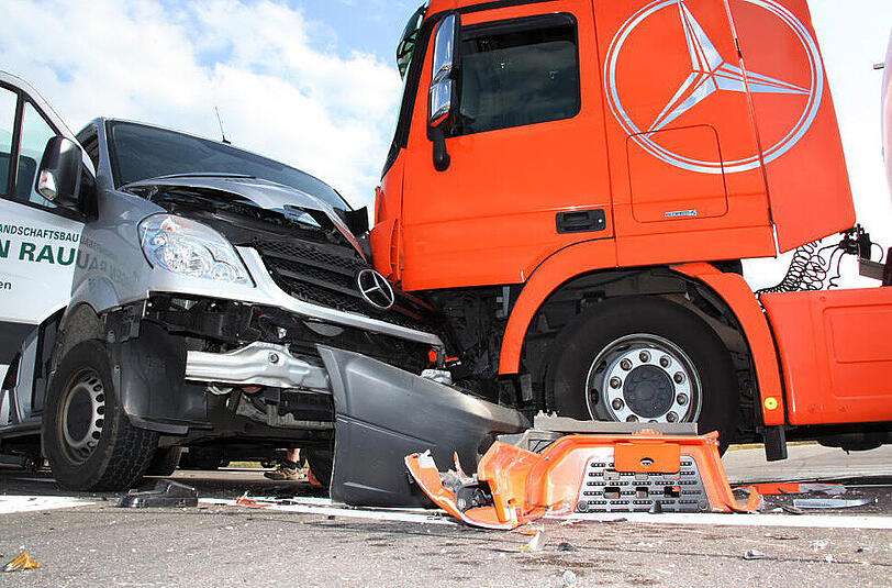 Schwerer Unfall bei Mühldorf. Ein 40-Tonner rammt einen Kleinlaster &ndash; die Bilder von der Unfallstelle