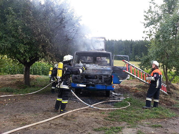 Zunächst fing der Minibagger auf der Ladefläche eines Lkws Feuer. Dann griff der Brand auch auf den Lkw über.