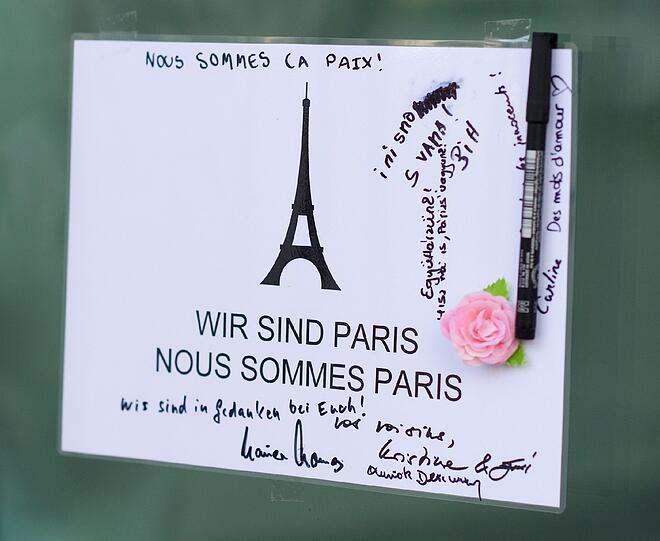 Trauer in und um Paris. Die Bilder nach der Serie von der Terroranschlägen.