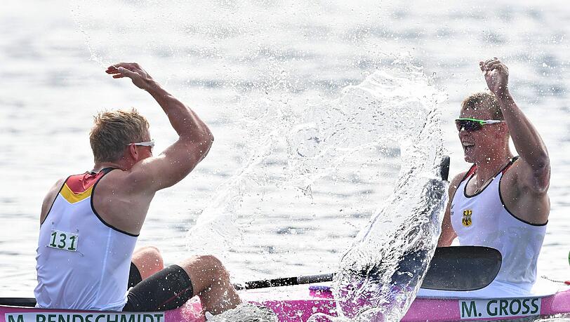 Im Kajak-Zweier über 1000 Meter gewinnen Rendschmidt/Groß die Goldmedaille. Im Kajak-Zweier über 1000 Meter gewinnen Rendschmidt/Groß die Goldmedaille.