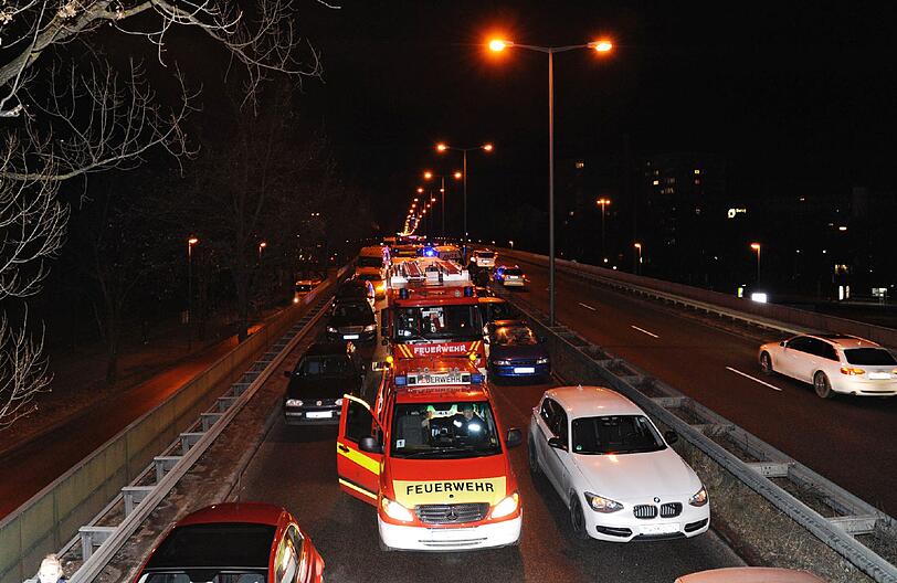 Auf der Landshuter Allee kam es zu einem Unfall. Ein Transporter ist gegen einen Wagen auf dem Standstreifen gekracht. Die Bilder...