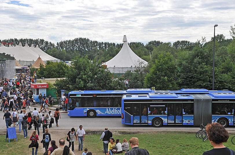 Per MVG-Bus geht&rsquo;s direkt zum Tollwood-Gelände.