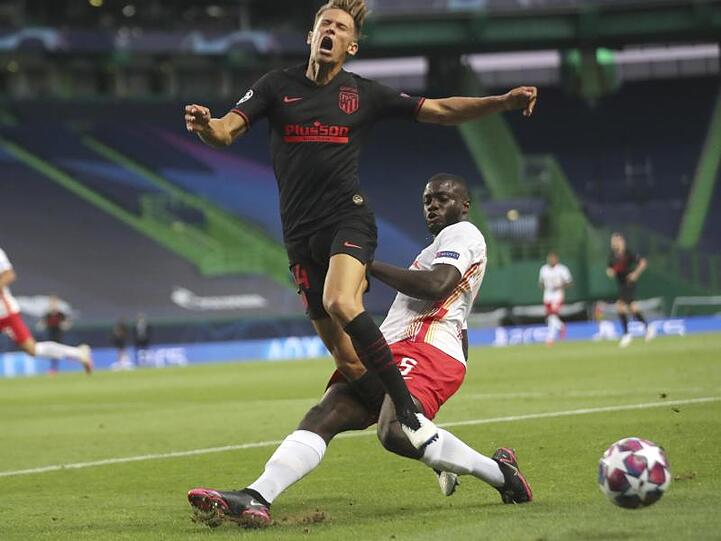 Leipzigs Dayot Upamecano (r) machte gegen Atlético Madrid ein ganz starkes Spiel.