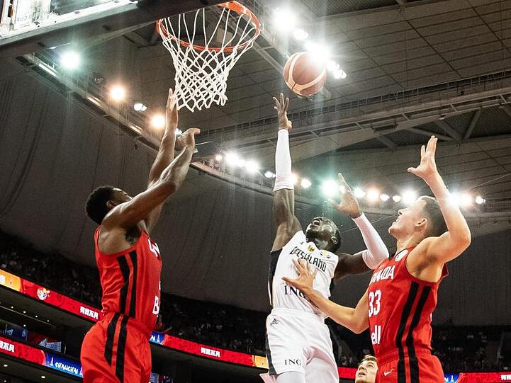 Dennis Schröder kann gegen die Abwehr der Kanadier punkten.