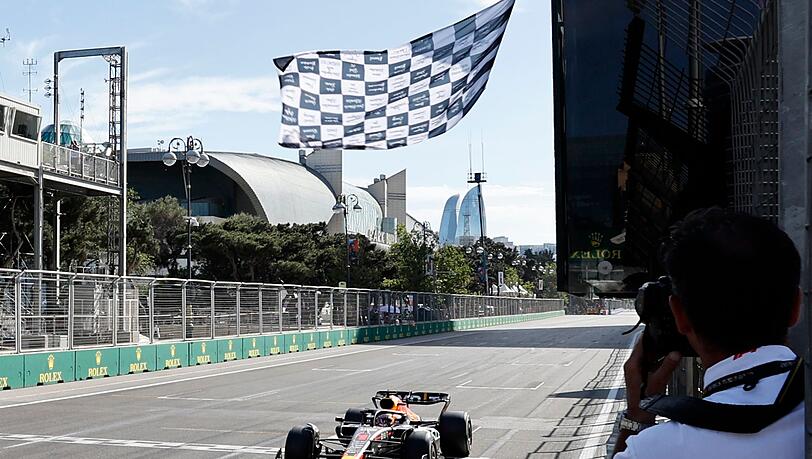 Der Niederländer Max Verstappen überquert im Red-Bull-Boliden als Erster die Ziellinie.