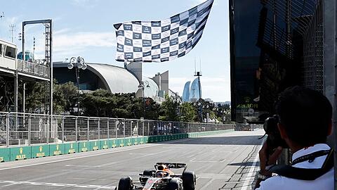 Der Niederländer Max Verstappen überquert im Red-Bull-Boliden als Erster die Ziellinie.