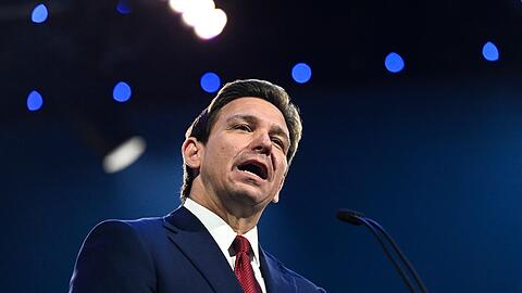 Floridas Gouverneur Ron DeSantis spricht während einer Festveranstaltung.