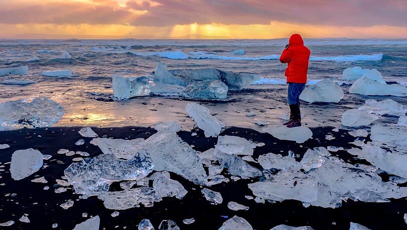 Am Diamond Beach werden Gletscherbrocken an einen schwarzen Vulkanstrand gesp&uuml;lt.