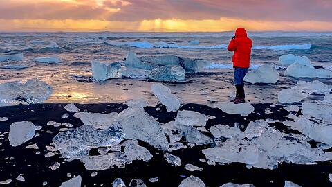 Am Diamond Beach werden Gletscherbrocken an einen schwarzen Vulkanstrand gesp&uuml;lt.