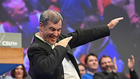 Markus S&ouml;der l&auml;sst sich nach seiner Rede vor den CSU-Anh&auml;ngern feiern.