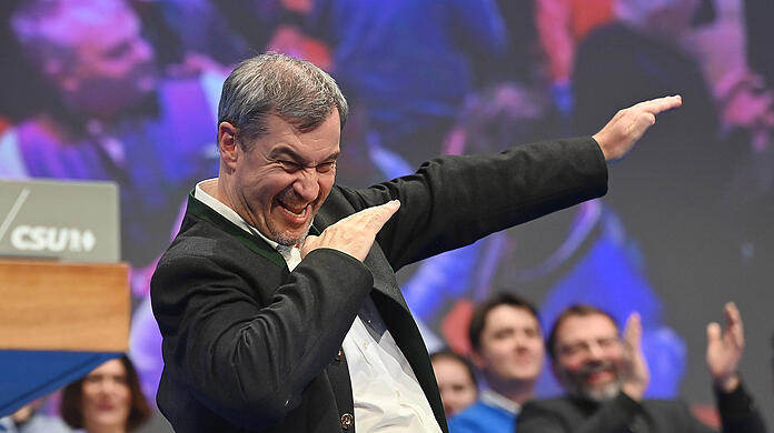 Markus Söder lässt sich nach seiner Rede vor den CSU-Anhängern feiern. Markus Söder lässt sich nach seiner Rede vor den CSU-Anhängern feiern.