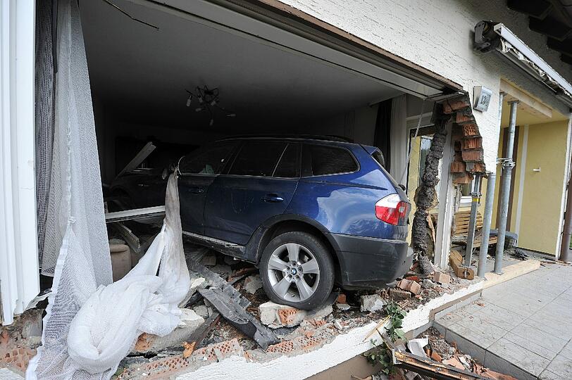 Auto und Wohnzimmer sind völlig demoliert. Das Haus muss von der Feuerwehr abgestützt werden. Die Bilder vom kuriosen Crash.