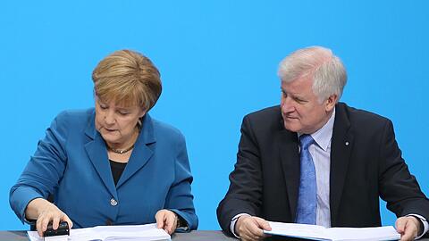 Die Unstimmigkeiten zwischen Bundeskanzlerin Angela Merkel und CSU-Chef Horst Seehofer wurden beim CSU-Parteitag mehr als deutlich.