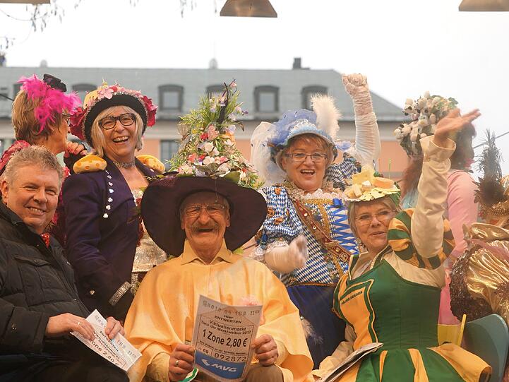 Showacts und Tanz der Marktweiber - hier gibt's die besten Bilder vom Faschingstreiben am Viktualienmarkt.