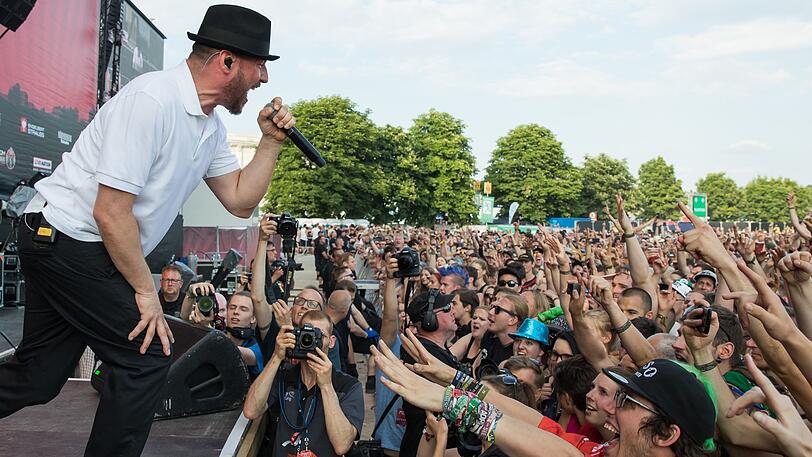Bei "Rock im Park" in Nürnberg herrscht ausgelassene Stimmung und Traumwetter - noch. Es sind Unwetter vorhergesagt.