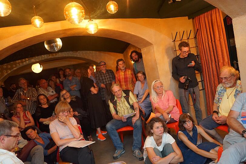 Ein Bild vom jüngsten Mieterstammtisch in der Kneipe Polka. Die Mieter treffen sich ein Mal im Monat.
