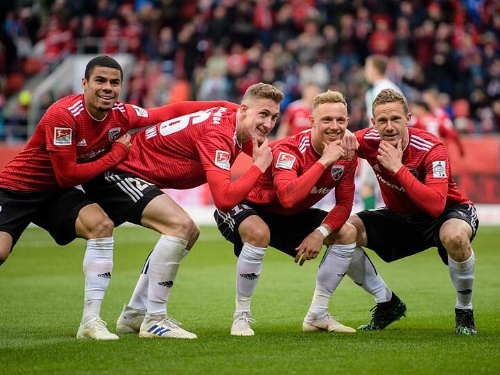Paulo Otavio Rosa da Silva (l-r), Phil Neumann, Sonny Kittel und Marcel Gaus jubeln über den Treffer zum 1:0. Foto: Matthias Balk