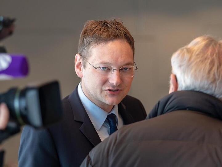 Hans Reichhart (CSU), Staatsministerin für Wohnen, Bau und Verkehr, unterhält sich. Foto: Peter Kneffel/Archiv