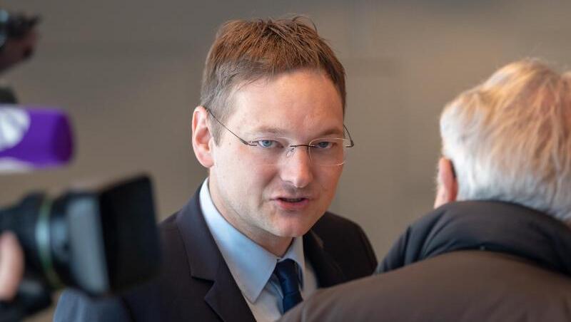 Hans Reichhart (CSU), Staatsministerin für Wohnen, Bau und Verkehr, unterhält sich. Foto: Peter Kneffel/Archiv Hans Reichhart (CSU), Staatsministerin für Wohnen, Bau und Verkehr, unterhält sich. Foto: Peter Kneffel/Archiv