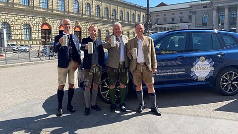 Bernd Döpke (v.l.), Leiter der BMW-Niederlassung München, und die Wirte Gregor Lemke, Christian Schottenhamel und Peter Inselkammer.