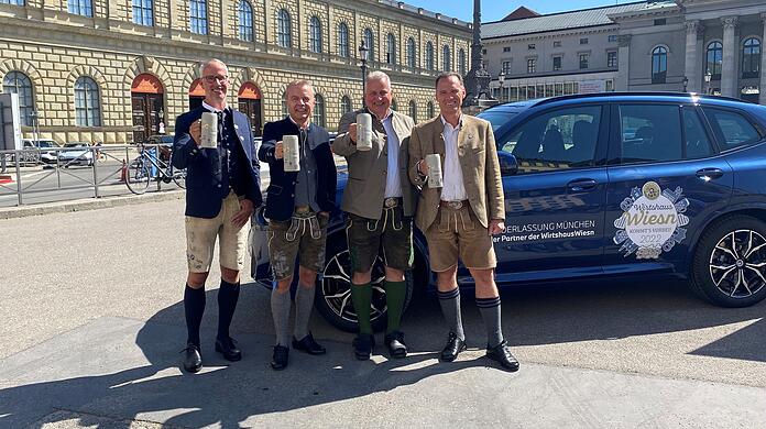 Bernd Döpke (v.l.), Leiter der BMW-Niederlassung München, und die Wirte Gregor Lemke, Christian Schottenhamel und Peter Inselkammer.