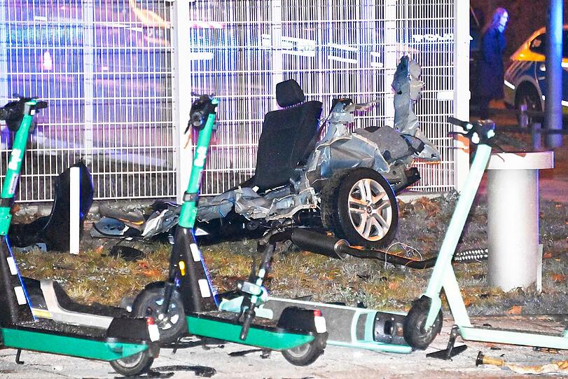 Ein Raser fährt bei Rot über die Kreuzung und zerreißt dabei förmlich einen linksabbiegenden Renault. Ein Raser fährt bei Rot über die Kreuzung und zerreißt dabei förmlich einen linksabbiegenden Renault.