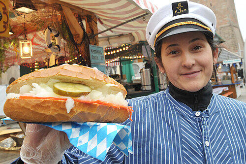 Frisch und lecker: Heute verkauft Joana Comanici Fischbrötchen zum Sonderpreis.