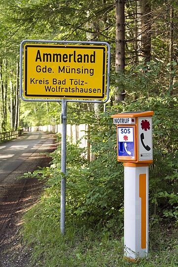 Sommer und Sonne am Starnberger See: Da ging auch ein Porsche Boxter Cabrio am Dienstag baden. Nachdem das Fahrzeug aus unbekannter Ursache ins Wasser gerollt war, musste es vom Abschleppdienst geborgen werden.