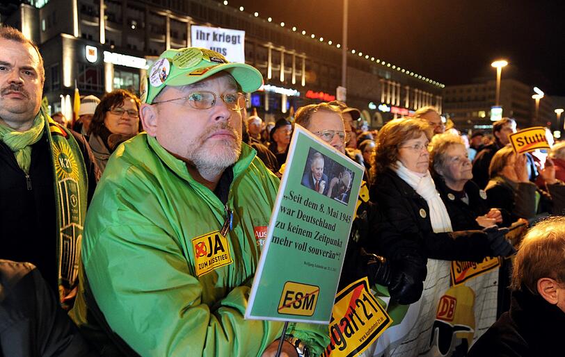 Stuttgart 21: Gegner protestieren nach der Volksabstimmung am Sonntag vor dem Stuttgarter Hauptbahnhof - die Bilder.