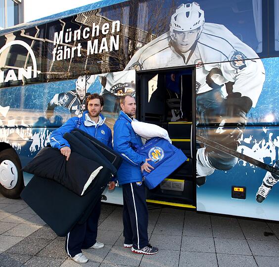 Der EHC München reist fortan sicher, bequem und ausgeruht: Am Donnerstag nahmen die Münchner Kufen-Cracks ihren neuen Mannschaftsbus vom EHC Partner MAN in Empfang - Die Bilder.