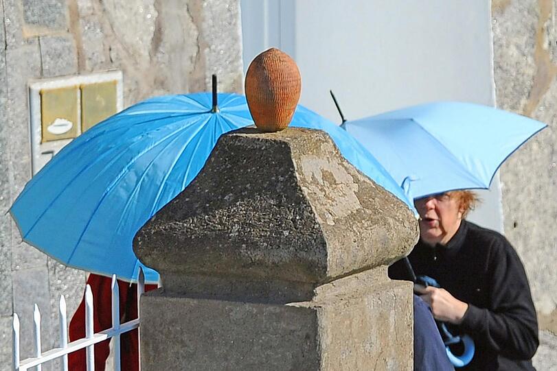 Das Paar trug zeitweise himmelblaue Regenschirme &ndash; wohl auch, um sich vor Fotografen zu schützen.