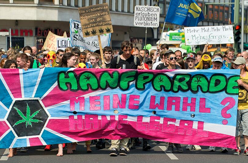 Jedes Jahr gehen in Berlin bei der hanfparade Menschen für die Legalisierung von Cannabis auf die Straße.