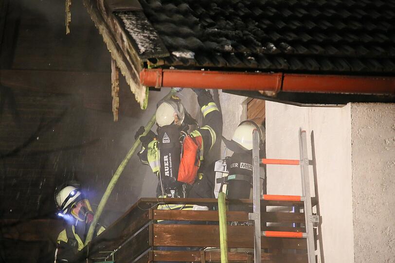 Das Haus in Pittenhart stand in den Abendstunden im Flammen.