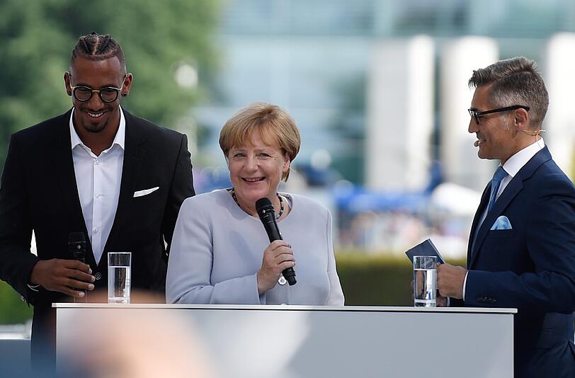 Fußball-Gipfel im Kanzleramt: Jérôme Boateng und Angela Merkel beim Tag der offenen Tür der Bundesregierung in Berlin.