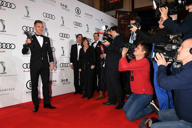 Stolz wie Oskar: Joshua Kimmich mit seinem Award