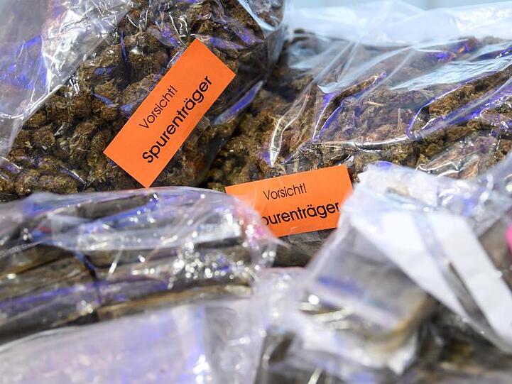 Sichergestelltes Haschisch und Marihuana sind bei einer Pressekonferenz der Polizei zu sehen. Foto: Sven Hoppe/Archiv