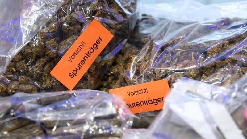 Sichergestelltes Haschisch und Marihuana sind bei einer Pressekonferenz der Polizei zu sehen. Foto: Sven Hoppe/Archiv