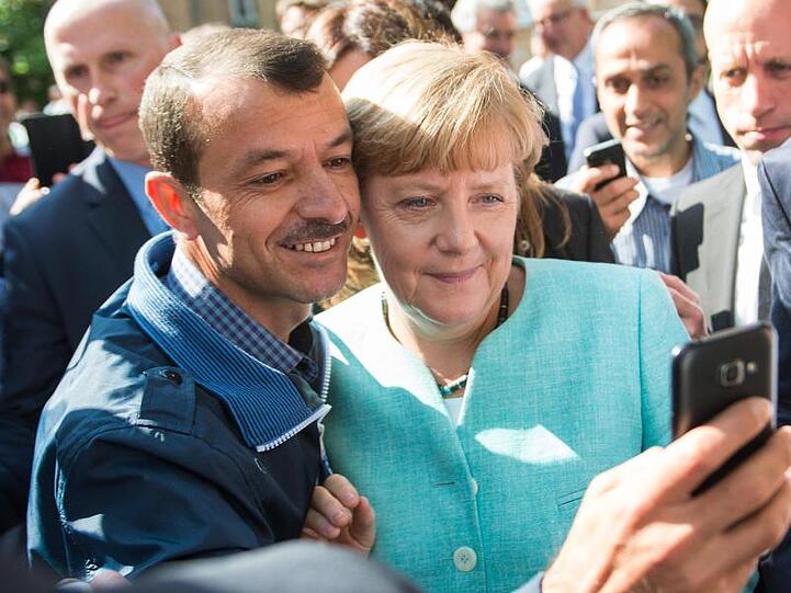 Selfie mit Flüchtling: Dieses Foto von Bundeskanzlerin Merkel ging um die Welt.