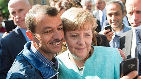 Selfie mit Flüchtling: Dieses Foto von Bundeskanzlerin Merkel ging um die Welt.