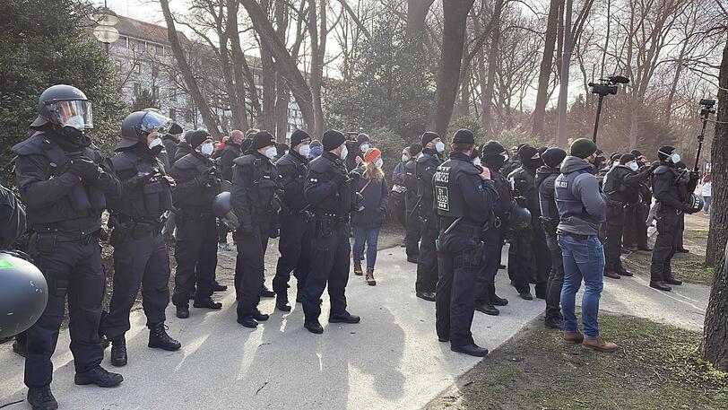 Rund 3.500 Einsatzkräfte sind am Samstag vor Ort.