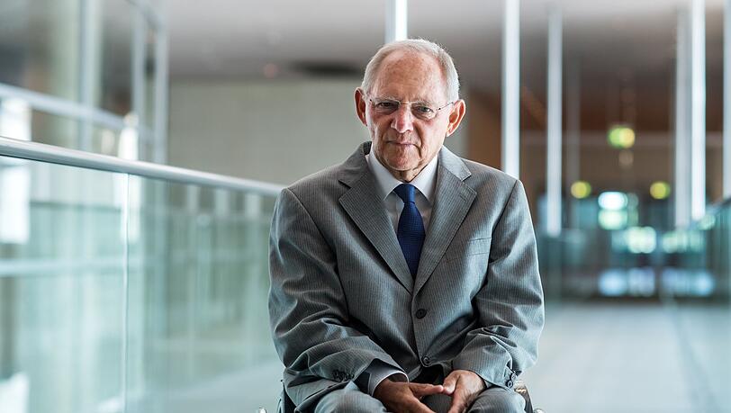Der damalige Bundestagspräsident Wolfgang Schäuble (CDU) vor seinem Büro im Deutschen Bundestag.