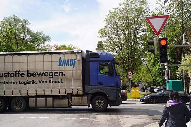 Die Anwohner ärgern sich über das unterschiedliche Vorgehen in benachbarten Straßen: In vielen gilt ein Lkw-Verbot, in der Grandlstraße nicht. Die Anwohner ärgern sich über das unterschiedliche Vorgehen in benachbarten Straßen: In vielen gilt ein Lkw-Verbot, in der Grandlstraße nicht.