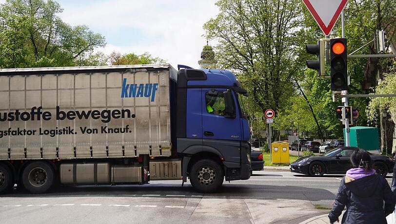 Die Anwohner ärgern sich über das unterschiedliche Vorgehen in benachbarten Straßen: In vielen gilt ein Lkw-Verbot, in der Grandlstraße nicht. Die Anwohner ärgern sich über das unterschiedliche Vorgehen in benachbarten Straßen: In vielen gilt ein Lkw-Verbot, in der Grandlstraße nicht.