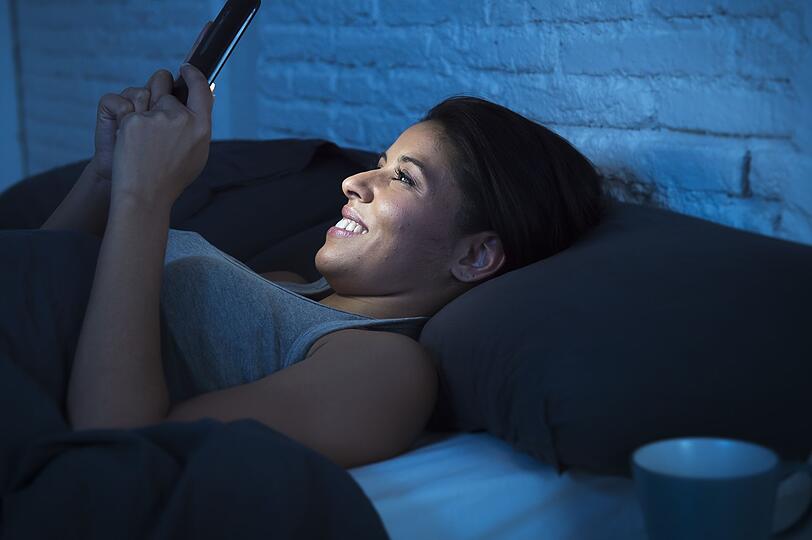 Um diesen Prozess zu unterst&uuml;tzen, sollten Sie nun auf einige Dinge verzichten: Neben Koffein, Zucker und schwerem Essen kann auch das "blaue" Licht von Bildschirmen, etwa vom Fernsehen, auf dem Handy oder dem Digitalwecker, unseren Schlaf st&ouml;ren. Sp&auml;testens eine Stunde vor dem Einschlafen sollten Sie diese deshalb ausschalten.